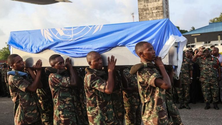 Mali: deux Casques bleus tués par une mine dans le centre du pays (ONU)