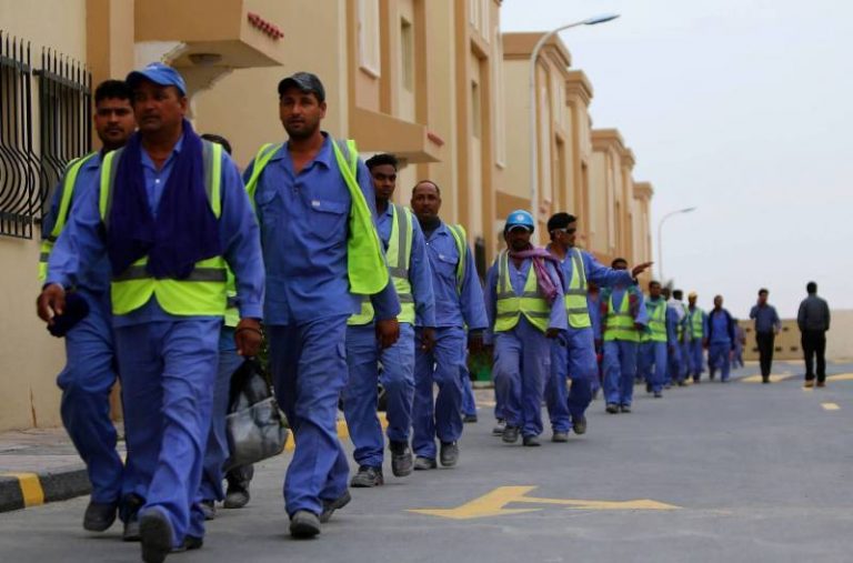 Qatar: les conditions des travailleurs immigrés restent « difficiles », selon Amnesty
