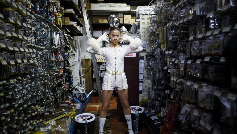 Un défilé en outils dans une quincaillerie pour le début de la Fashion Week