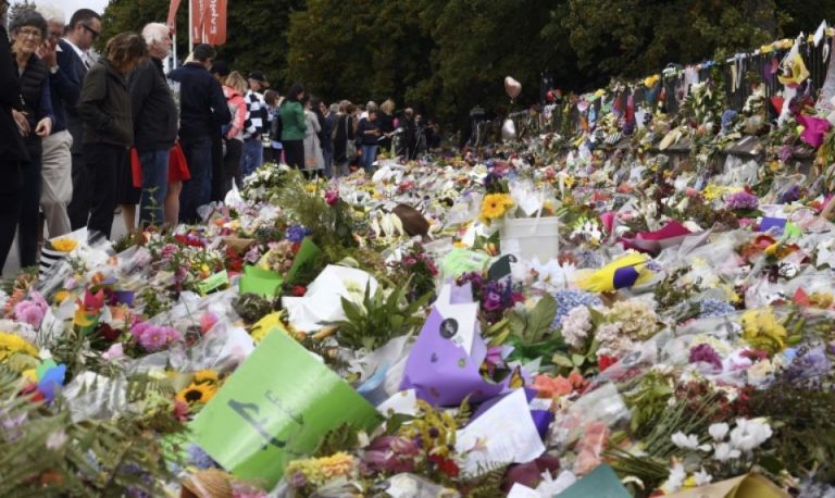 La Nouvelle-Zélande interdit les fusils d&rsquo;assaut et continue d&rsquo;inhumer les victimes des mosquées