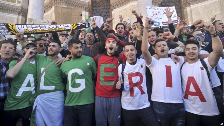 Algérie: le camp Bouteflika se fissure, selon les analystes