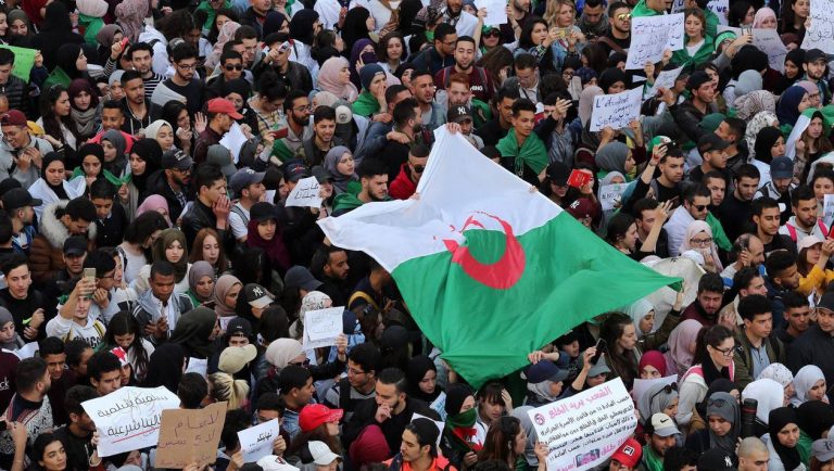 Un millier d&rsquo;avocats manifestent contre un 5e mandat de Bouteflika à Alger