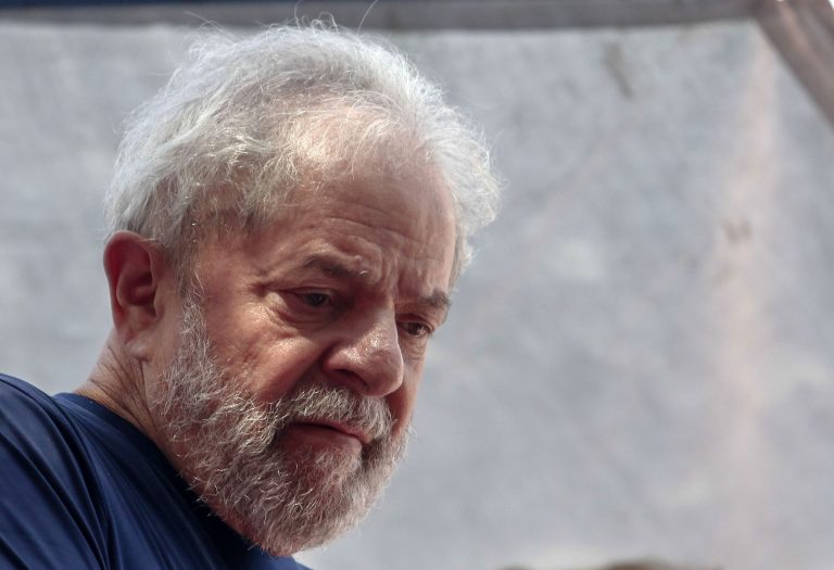 Brésil: l&rsquo;ancien président Lula est sorti de prison pour les obsèques de son petit-fils