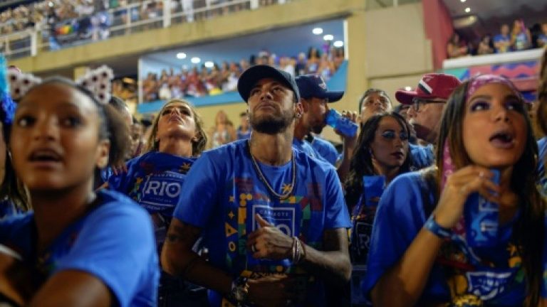 Neymar dans les tribunes au carnaval de Rio