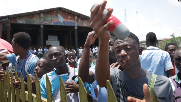 « On veut nos bourses! »: au Gabon, les élèves dans la rue depuis trois jours