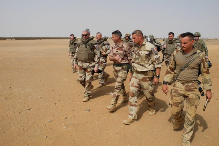 Mali: l&rsquo;armée française passe le fleuve Niger avec armes et bagages