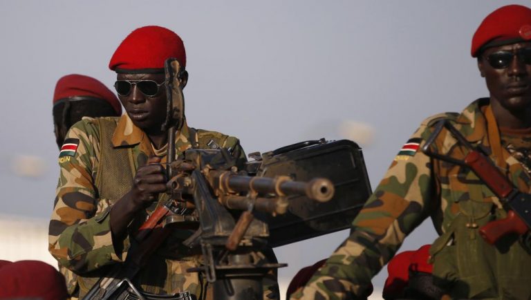 L&rsquo;armée soudanaise déploie des troupes devant son QG à Khartoum (témoins)