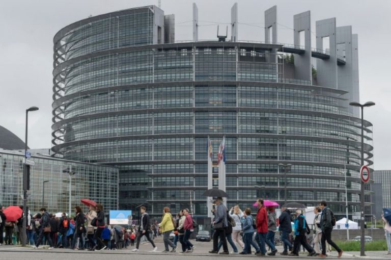 Elections européennes: le Royaume-Uni et les Pays-Bas lancent le vote