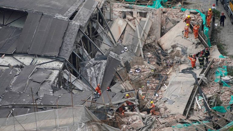 Chine: 9 personnes piégées après l&rsquo;effondrement d&rsquo;un immeuble à Shanghai
