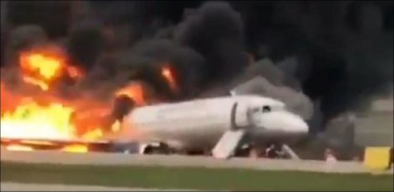 Russie : un avion en feu sur le principal aéroport de Moscou, des blessés
