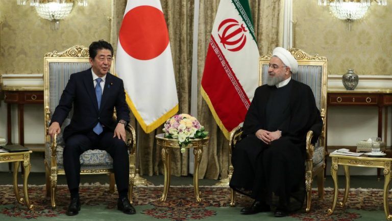 Tensions dans le Golfe : le Japonais Abe rencontre le guide iranien