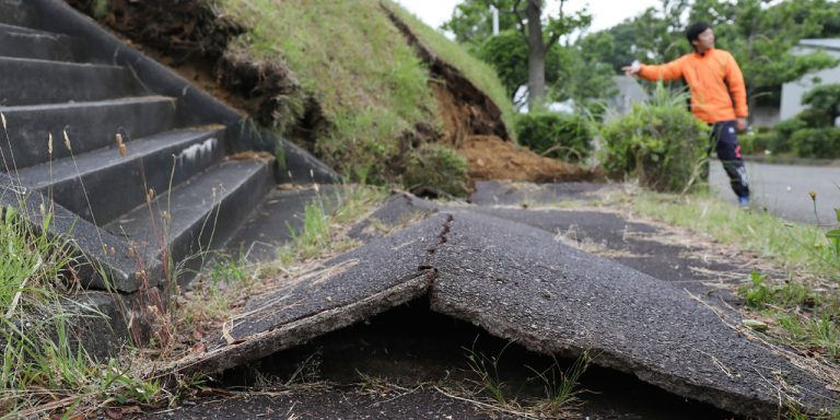 Japon: 26 blessés après un puissant séisme et un mini-tsunami