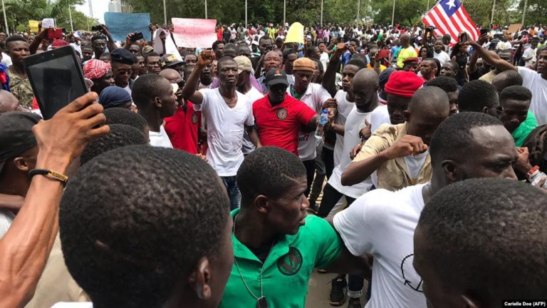 Liberia: des milliers de manifestants anti-Weah dans les rues de Monrovia