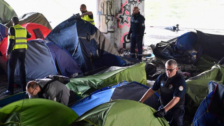 Plus de 200 migrants, dont de nombreuses familles, évacués de campements à Paris