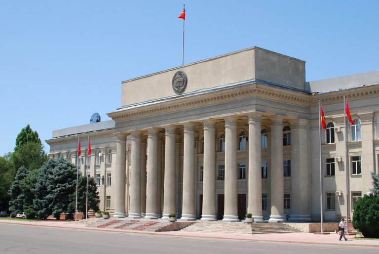 Kirghizstan: les députés lèvent l&rsquo;immunité de l&rsquo;ex-président Atambaïev