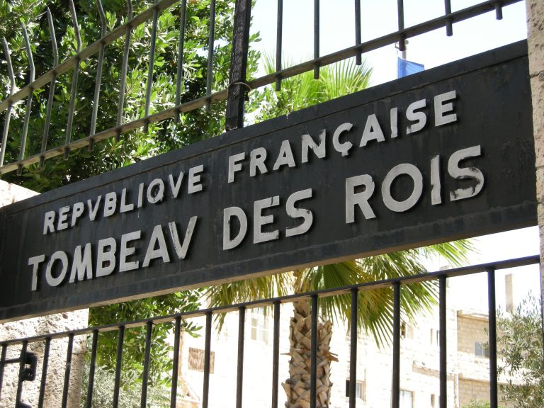 Confusion autour de la réouverture par la France du Tombeau des rois