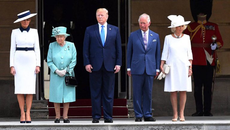 Donald Trump accueilli à Buckingham Palace par la reine et le prince Charles