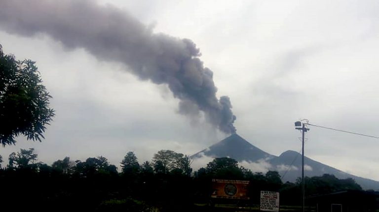 Eruption du volcan Ulawun: des milliers de Papouasiens fuient leur domicile