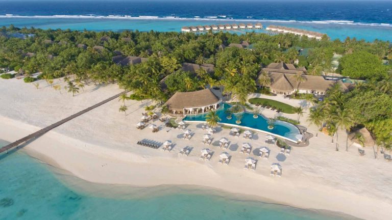 Les Maldives en Sibérie ? Un lac pollué à la couleur irréelle devient une attraction