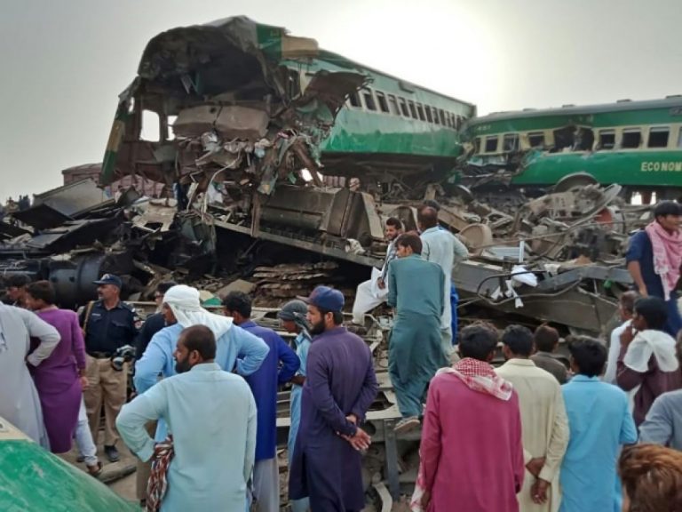 Pakistan : le bilan de la collision de trains monte à 23 morts