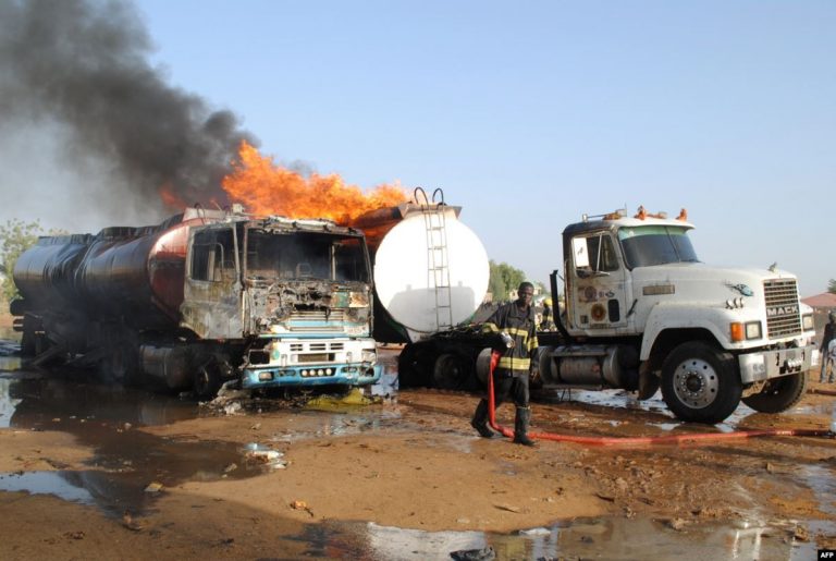 Nigeria: dix morts lors du pillage d&rsquo;un camion-citerne accidenté