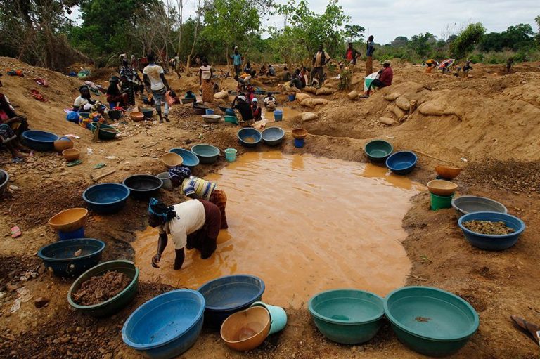 Le géant mondial de l&rsquo;or contre l&rsquo;orpaillage clandestin en Afrique