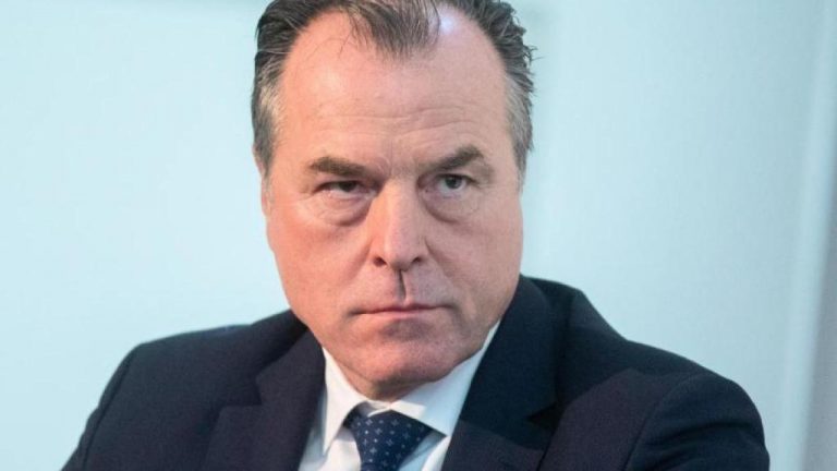 Allemagne: appels à la démission du président de Schalke après des propos racistes