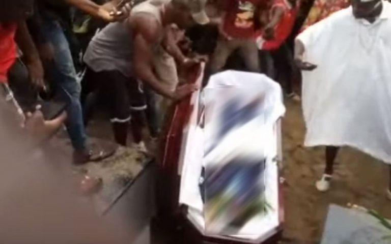 Côte d&rsquo;Ivoire: la tombe de DJ Arafat ouverte par des fans