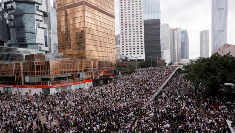 Les manifestants « tentent de détruire Hong Kong »