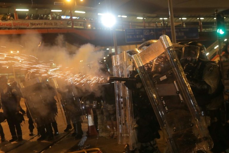 Matraques et blindés: l&rsquo;armée chinoise montre les muscles à Hong Kong avec une vidéo