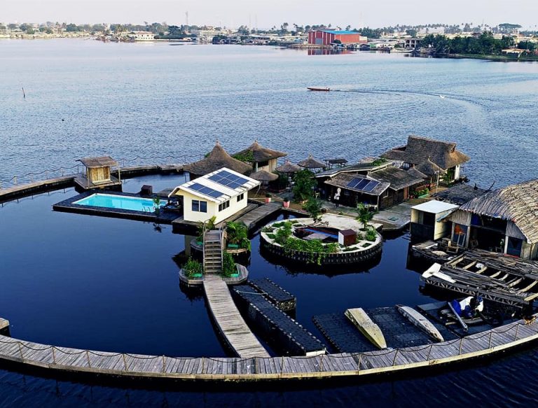 Côte d&rsquo;Ivoire: une « île flottante » sur des bouteilles plastiques récupérées