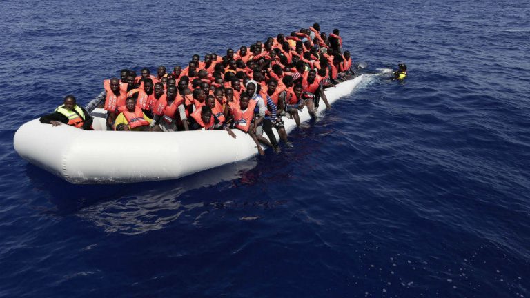 Plus de 300 migrants secourus au large de la Libye