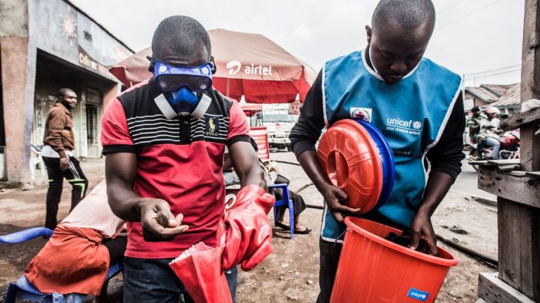 Ebola en RDC: trois médecins soupçonnés du meurtre d&rsquo;un épidémiologiste de l&rsquo;OMS placés en détention