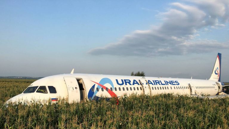 Russie: un Airbus atterrit d&rsquo;urgence dans un champ de maïs, 23 blessés