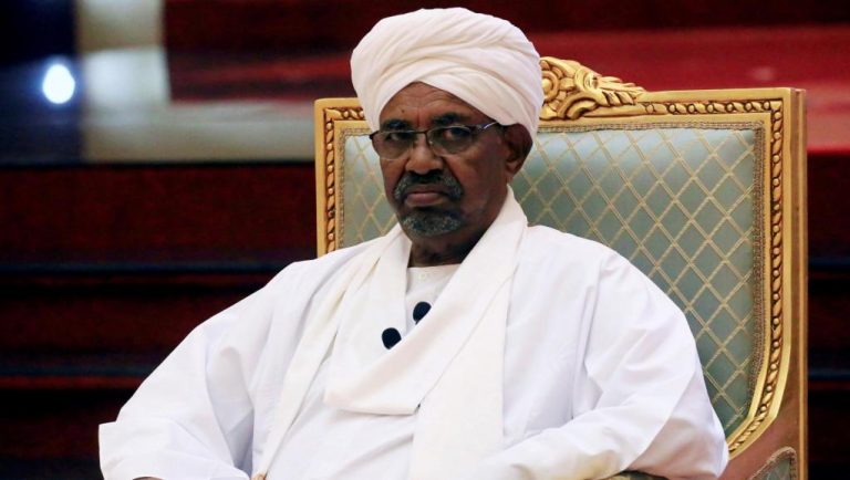 Soudan: arrivée au tribunal du président déchu Omar-el-Béchir, jugé pour « corruption »