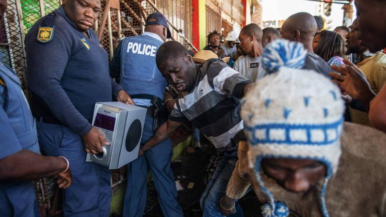 Violences xénophobes en Afrique du Sud: forte présence policière à Johannesburg, redevenu calme