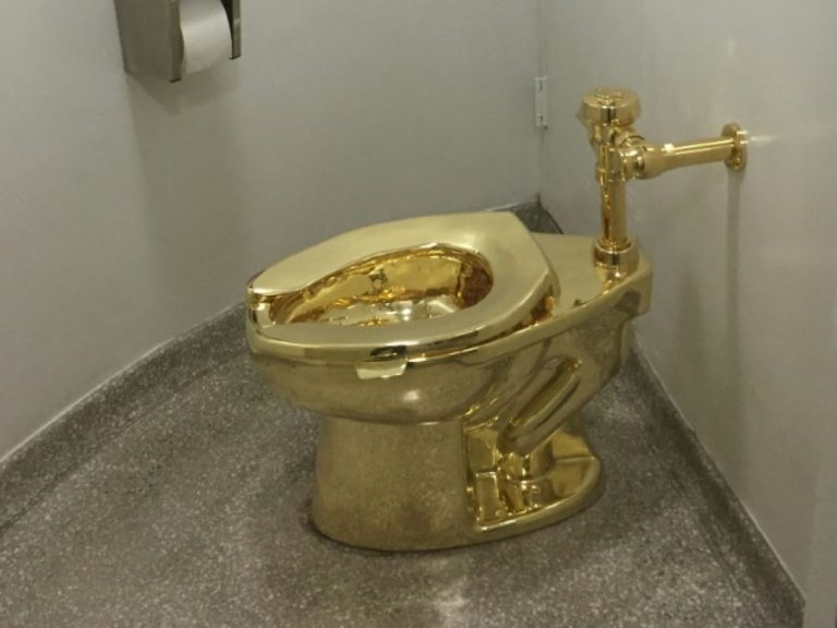 Un WC en or massif volé dans un palais du sud de l&rsquo;Angleterre