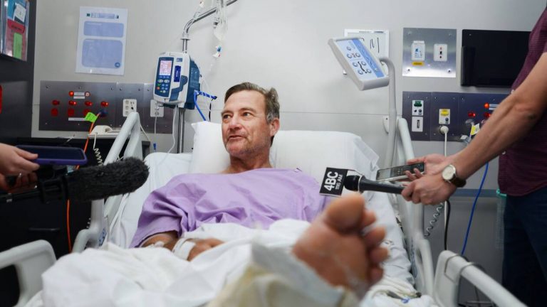 Un randonneur australien rampe deux jours avec une jambe brisée