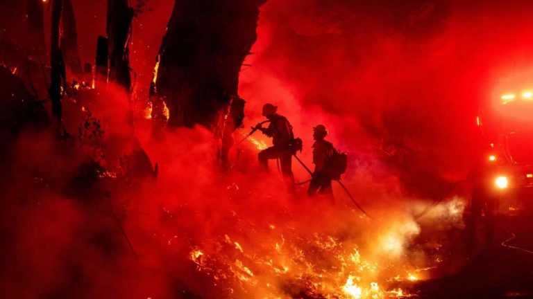 Incendies: Trump menace (encore) de priver la Californie des aides fédérales
